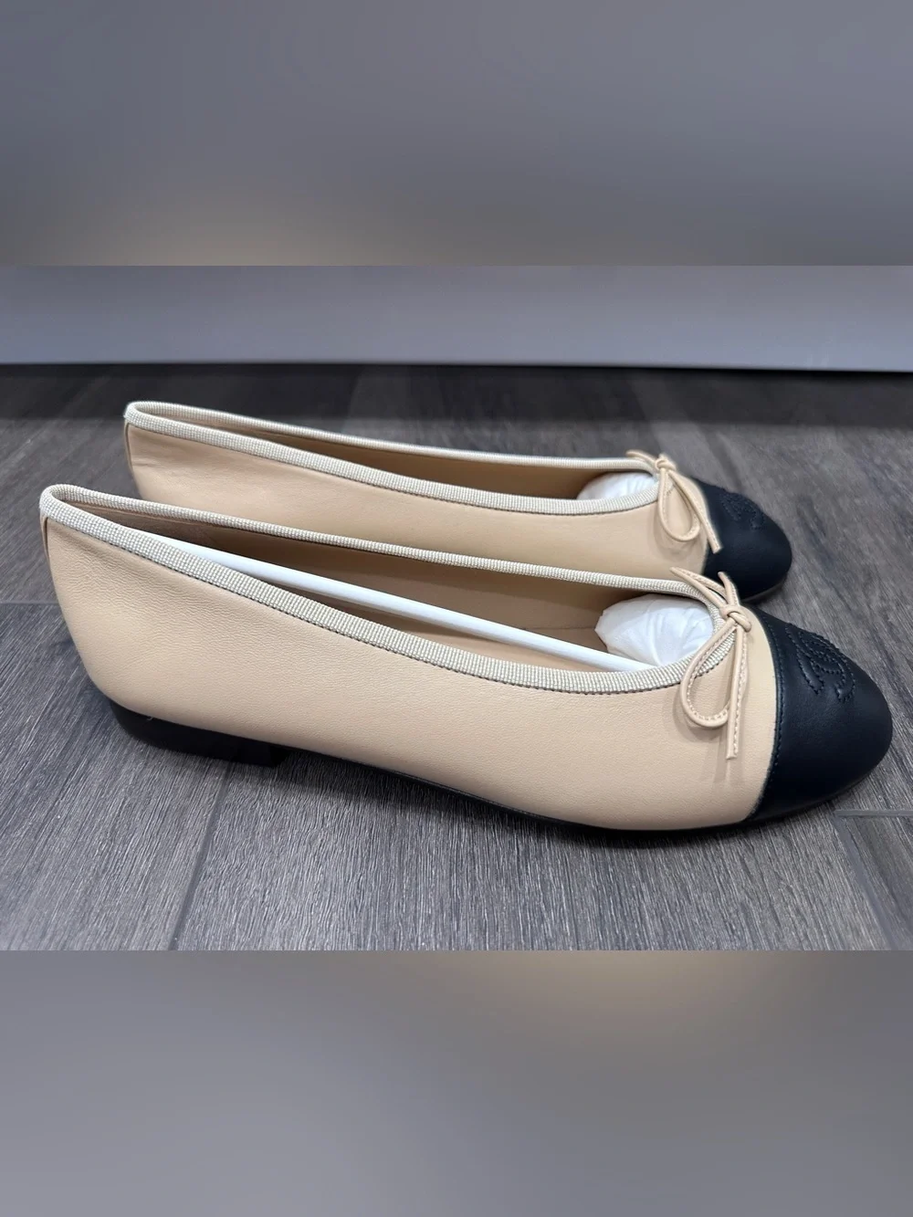 CHANEL CC LOGO BEIGE & BLACK LEATHER BALLET BALLERINA FLATS SHOES Size 40